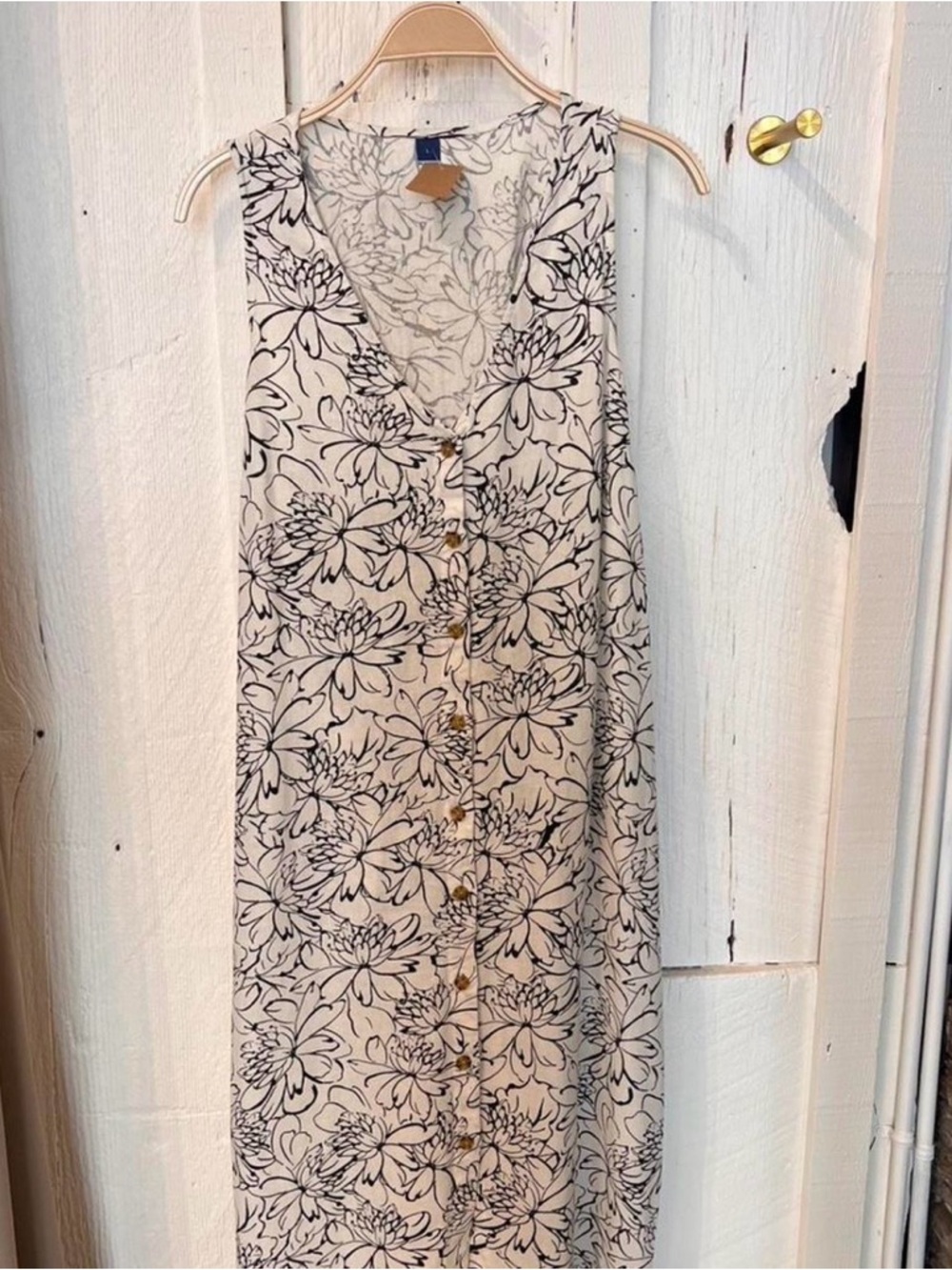 Sleeveless Floral Button-Front Dress in white and Black